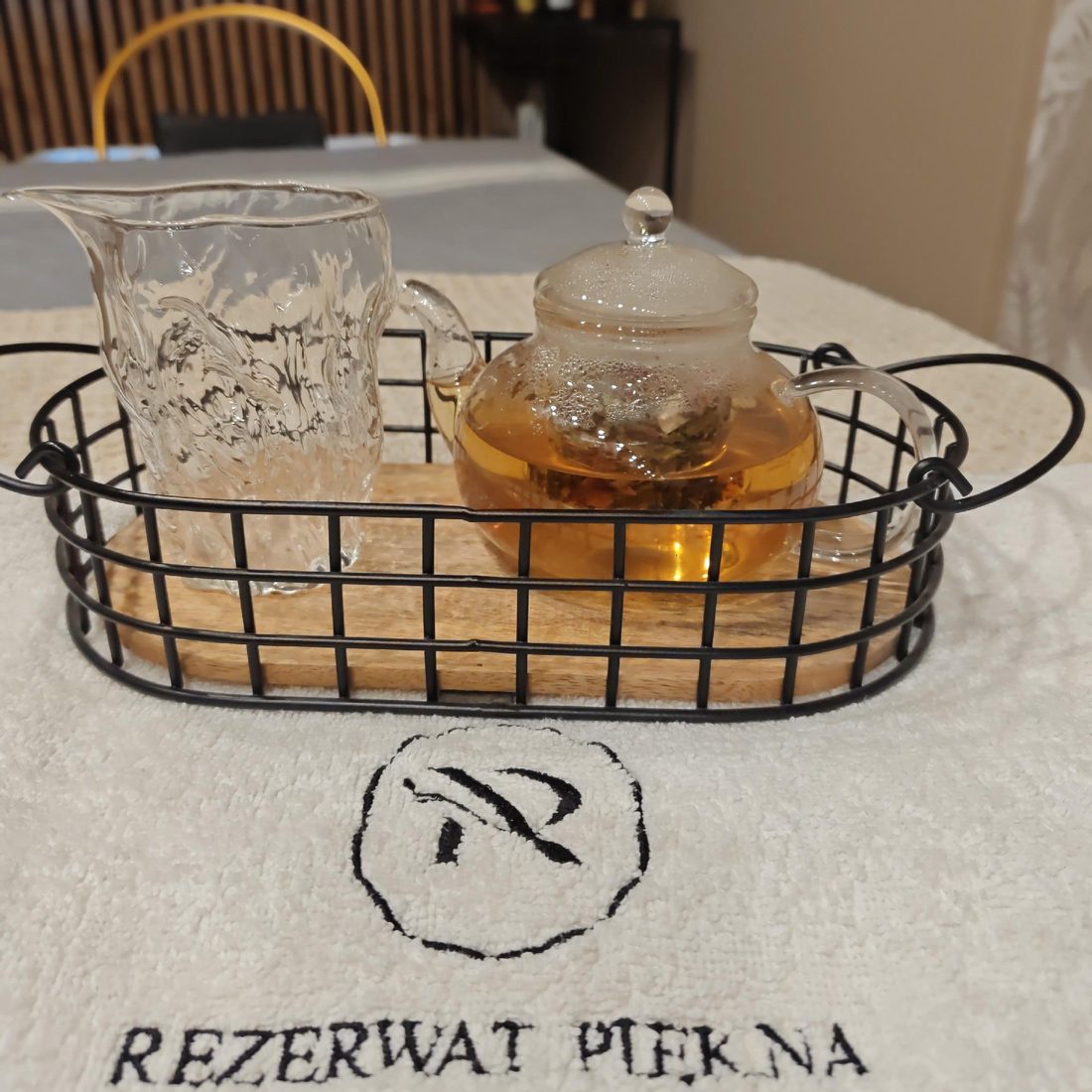 Herbata podawana w gabinecie, ręcznik z logo Rezerwatu Piękna